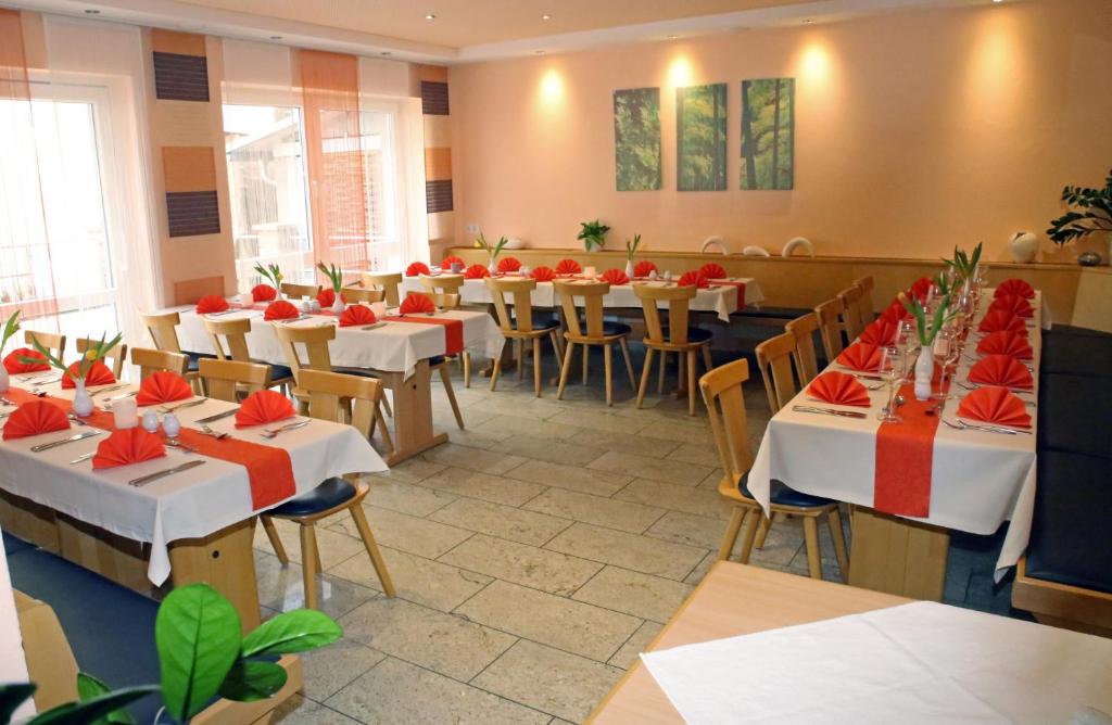 Restaurant, Goldener Schlussel mit Gastehaus Sina in Nordlingen