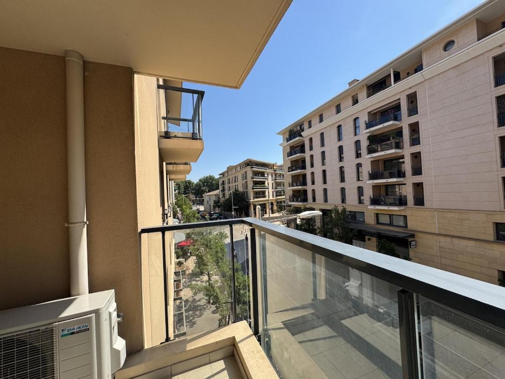 Charming Designer Apartment in City Center with AC & Wi-Fi - 3