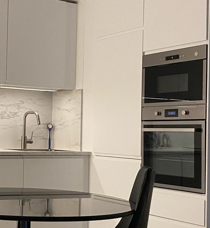 Chic 1-BR with Terrace, AC & Wi-Fi - 2