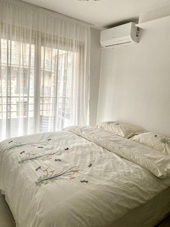 Chic 1-BR with Terrace, AC & Wi-Fi - 5