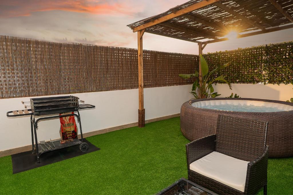Private Terrace & Rooftop Hot Tub & Sleeps Six - 2