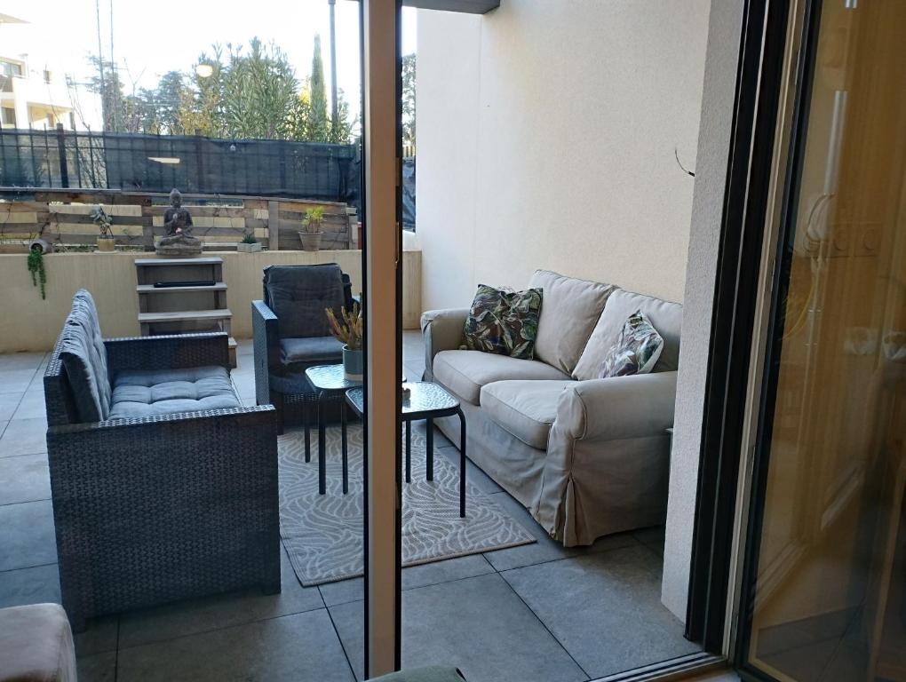 Appartement terrasse dans résidence fermée calme proche centre ville - 1