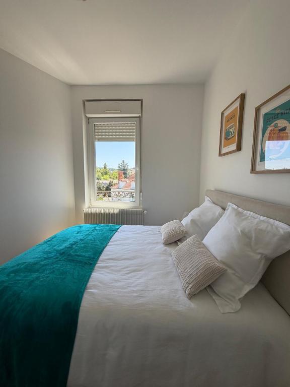 Elegant Renovated 2-Bedroom Apartment Train Station & Downtown Vichy - 3