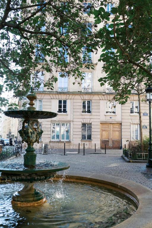 Plaza of Emily in Paris with a view of Pantheon - 2