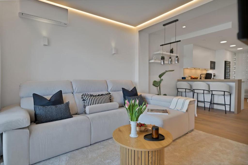 Modern Apt w Pool, Padel & Spacious Balcony - 3
