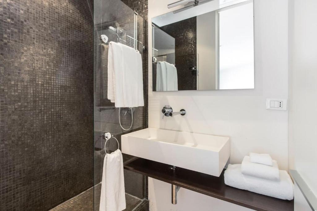 Modern Apartment in the Heart of the Marais - 4
