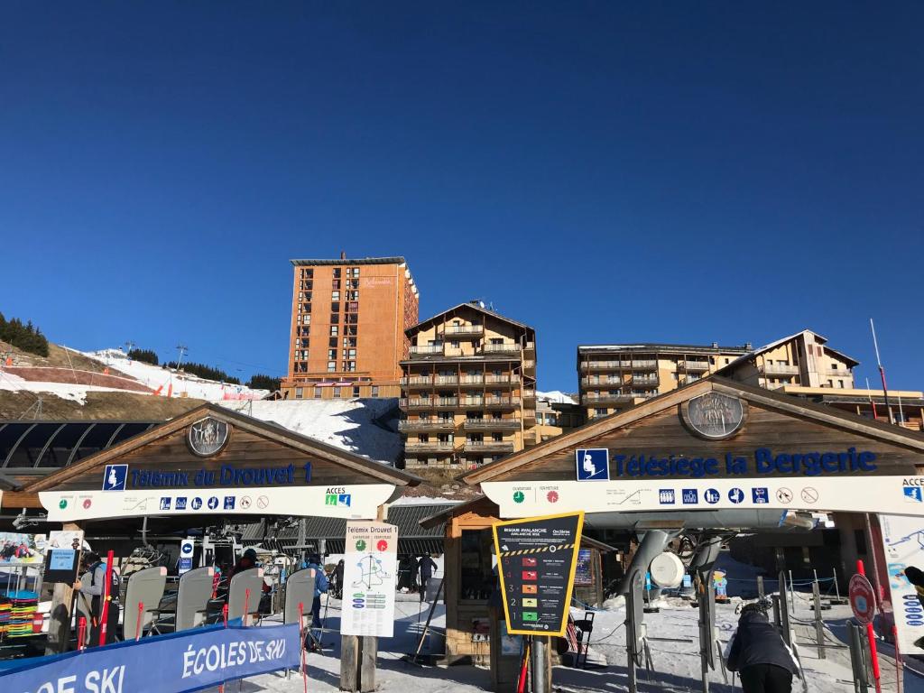 Appartement 6 personnes - Deux chambres - 36 M2 - Balcons 8 M2 sur pistes - Pieds des pistes - Piscine - B 102 - Terrasses de la Bergerie - 2