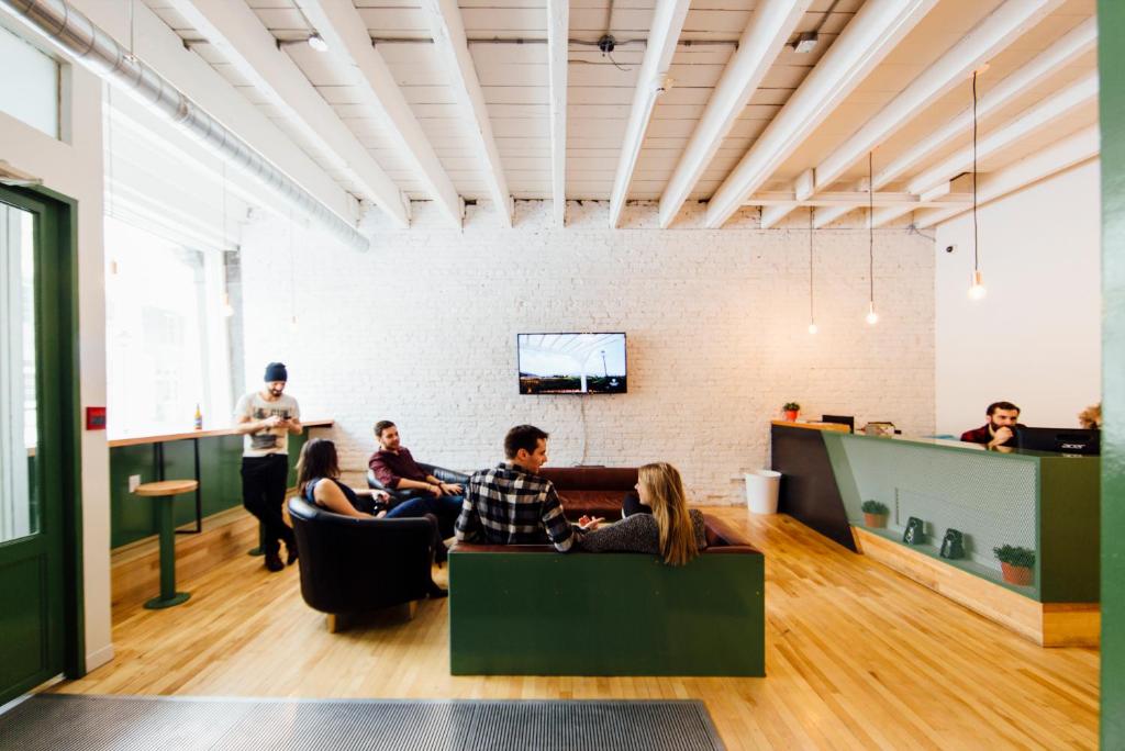 Shared lounge/TV area, Alt Hostel in Montreal (QC)
