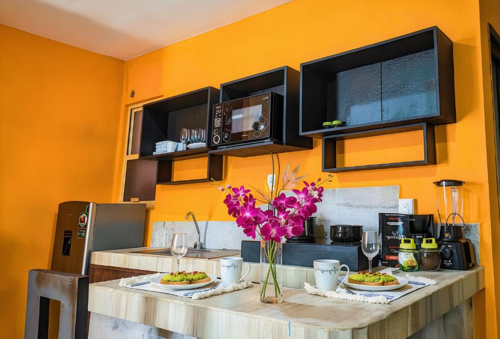Boutique 1BR 2BR Suites Sleeps 2-8, Morning Markets, Beach & Cenote 10 Min, Kitchen Fast WiFi AC - 5