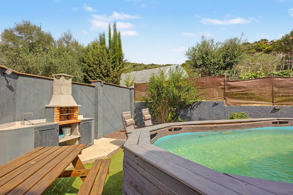 Apartamento con jardín y piscina - 3