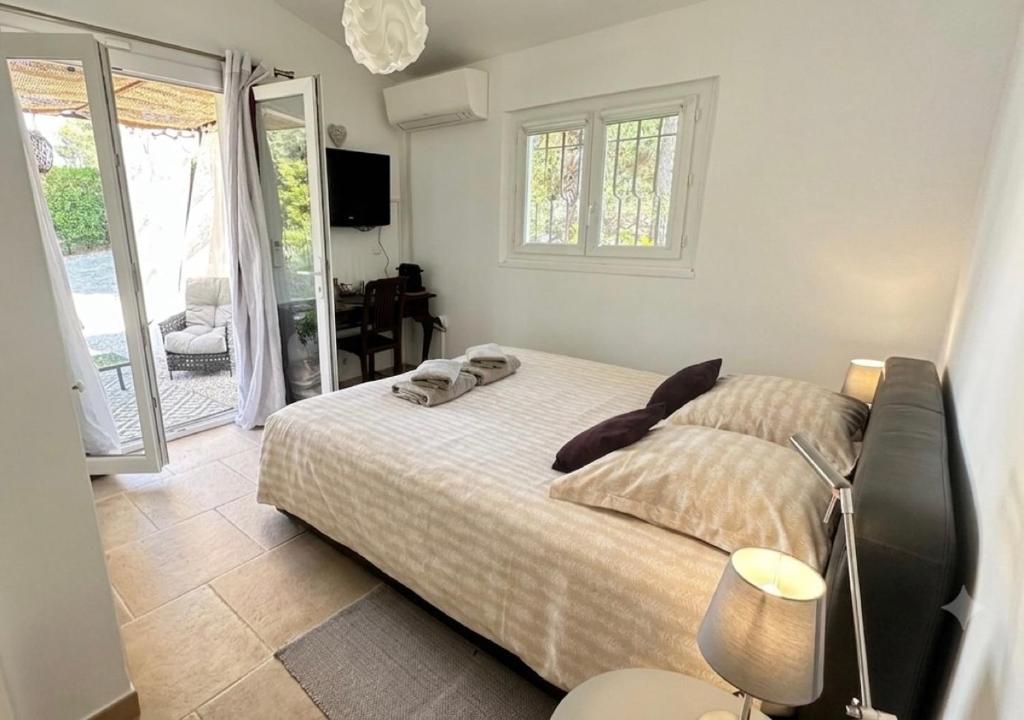 Villa Les Lucioles - Chambre indépendante - Piscine privative - Petit déjeuner - Parking - 2