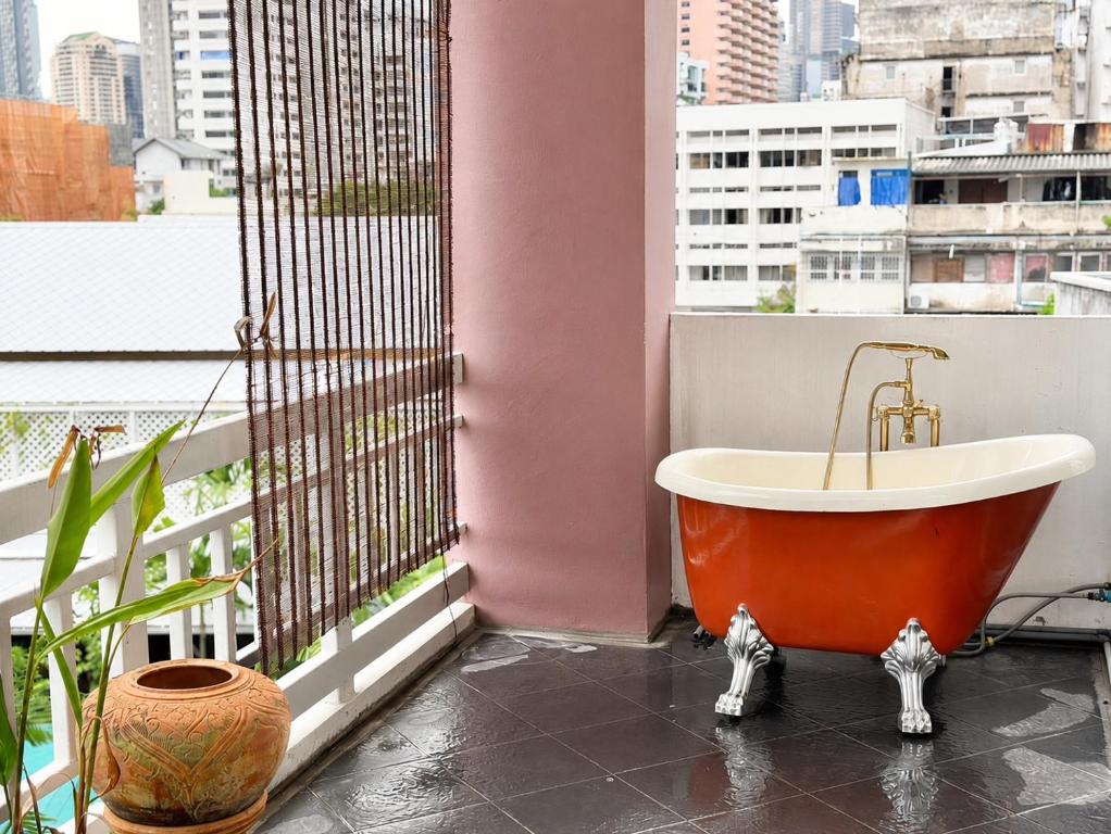 Baan Sabai Rama IV Apartment