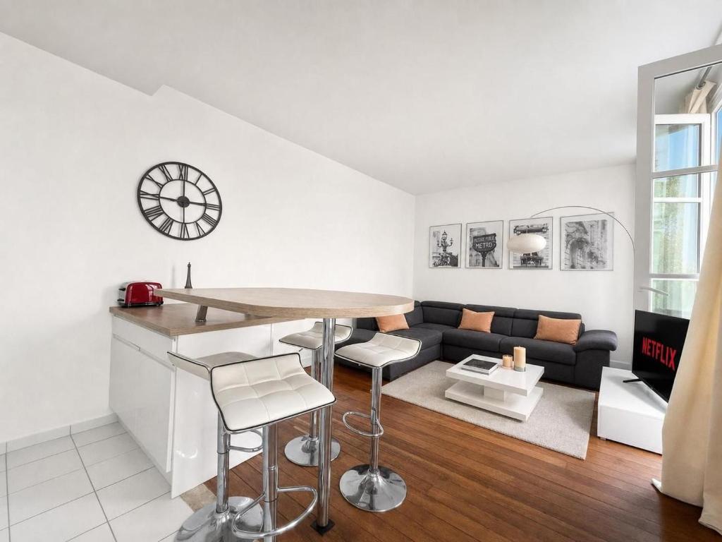 Entire 1BR Apartment in Paris Centre Near Louvre - 3