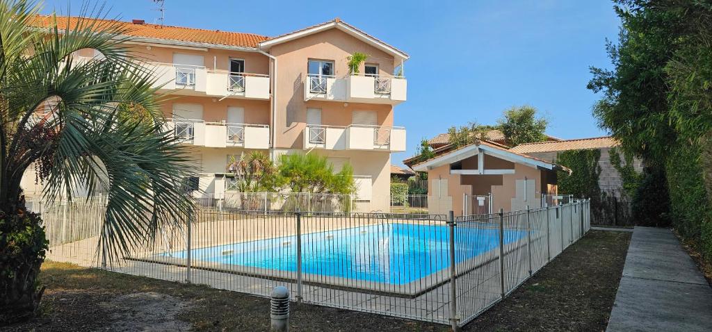 Résidence fermée Grande terrasse ombragée Piscine Plage Port Parc Gare - 5