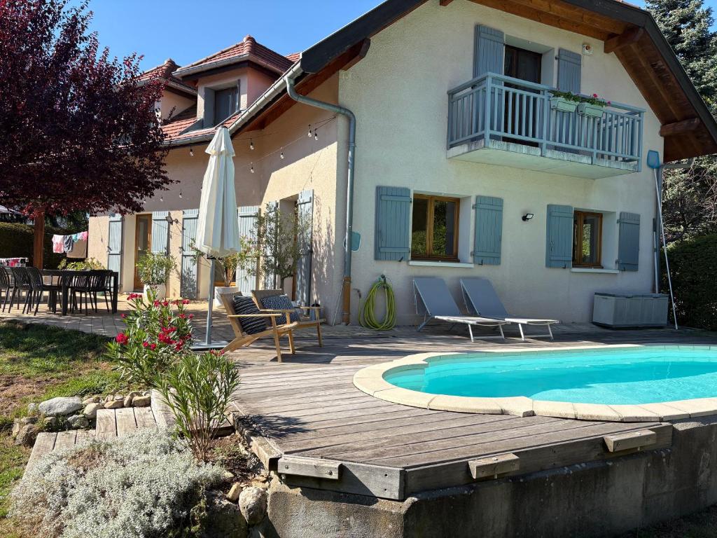 Lovely Gated Family Home, Steps to the Lake - 2