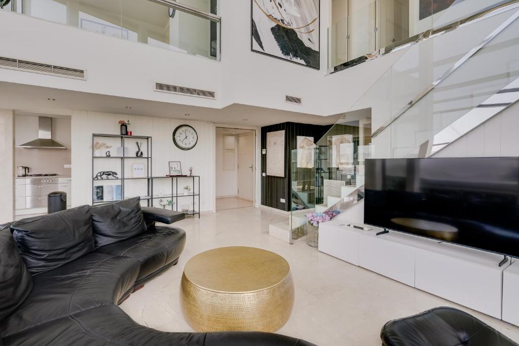 Penthouse Duplex with Epic Views - 4