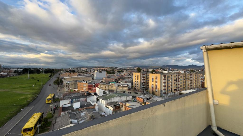 5 min del aeropuerto, zona empresarial calle 26, nuestro Bogota hasta 4 huéspedes - 5