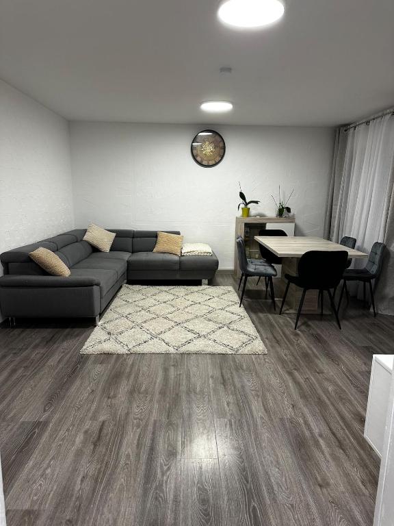 3-Room Apartment with Large Balcony - 3