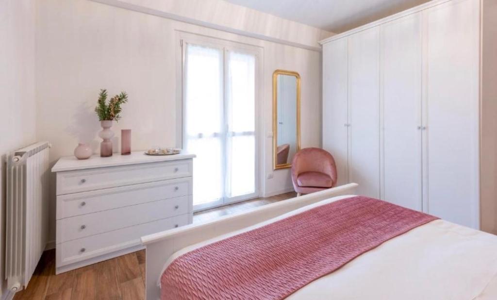 Lora diamond Suite 3, free private parking, self check in, air conditioner - 1