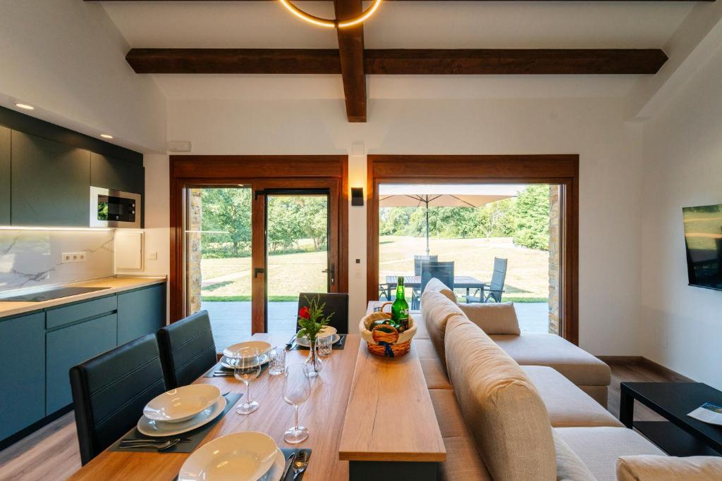 FINCA GIJON SUITES - Apartamentos con jardín y terraza privados, ubicados en un santuario natural estratégicamente situados que combinan mar y montaña con las comodidades de la ciudad, son tu base ideal para conocer Gijón y el Principado de Asturias - 5