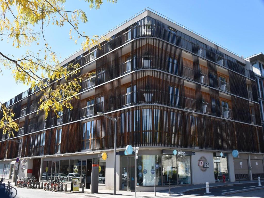 Modern Couple Stay in Lyon Docklands - 1