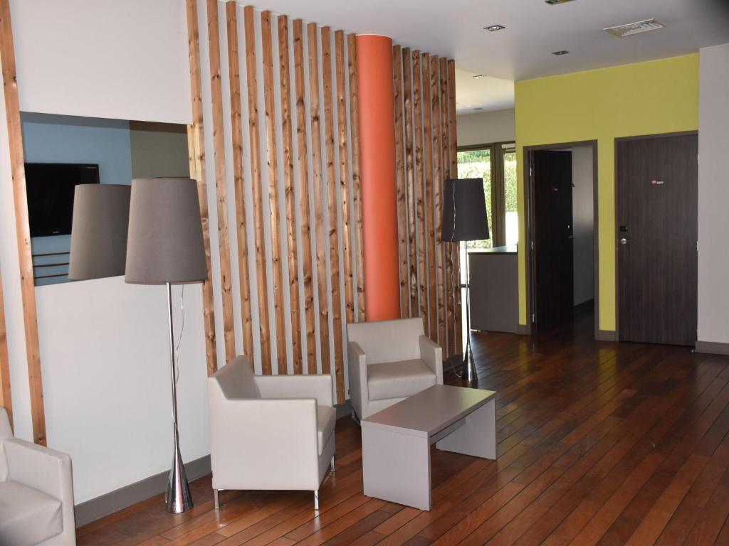 Modern Couple Stay in Lyon Docklands - 2