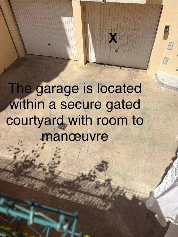 Large Terrace Walk Everywhere Free Parking - 4