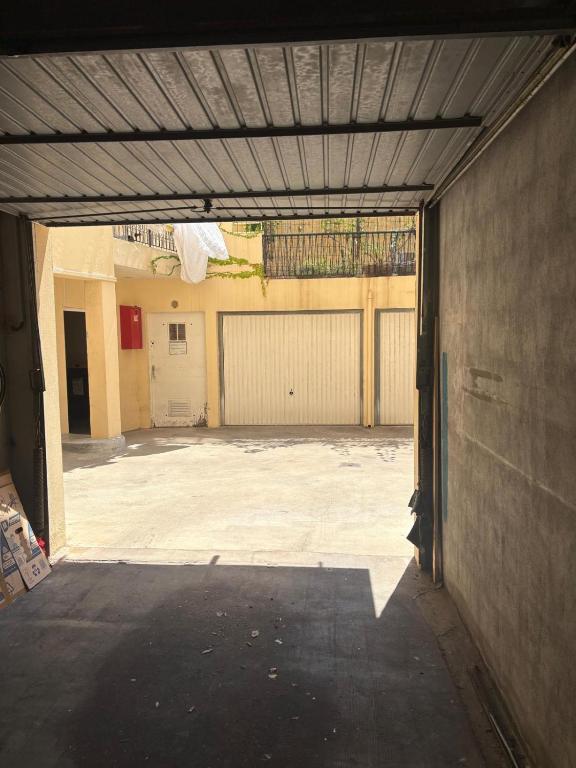 Large Terrace Walk Everywhere Free Parking - 2