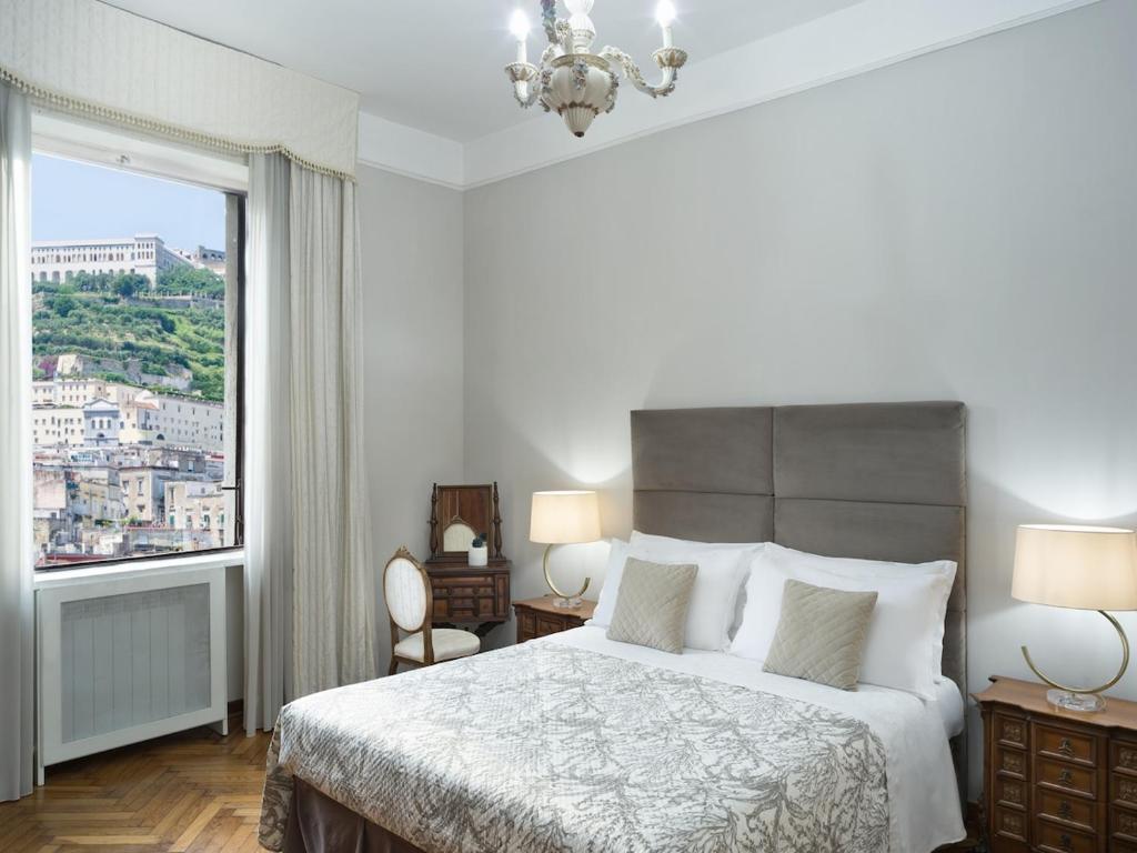 Piazza Carità- Vista Vesuvio- 4 camere -16 ospiti - 5