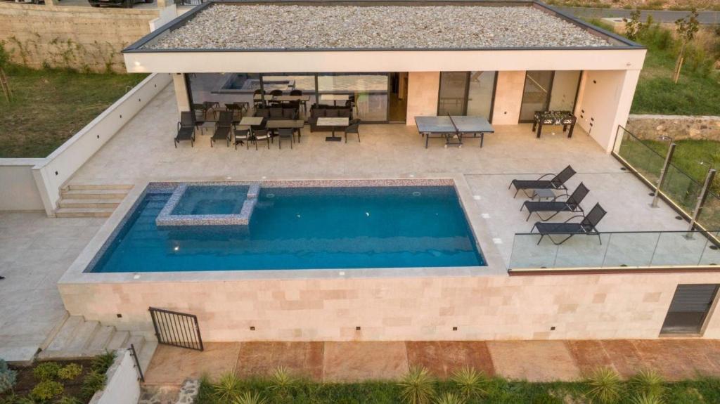 Villa Wakero with Heated Private Pool - 1