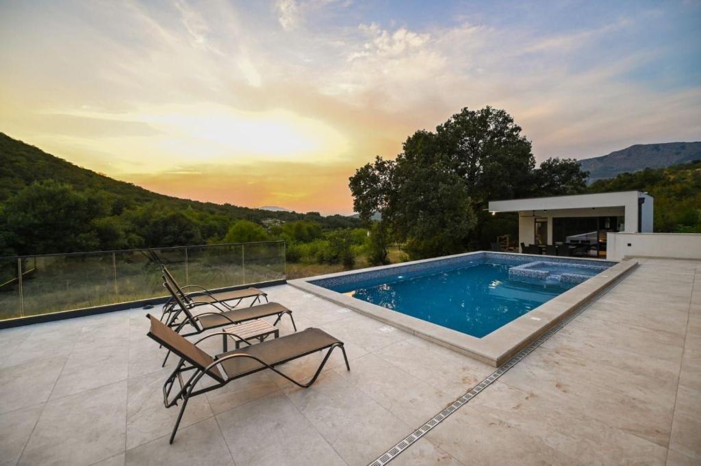 Villa Wakero with Heated Private Pool - 2