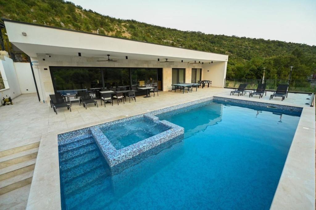 Villa Wakero with Heated Private Pool - 3