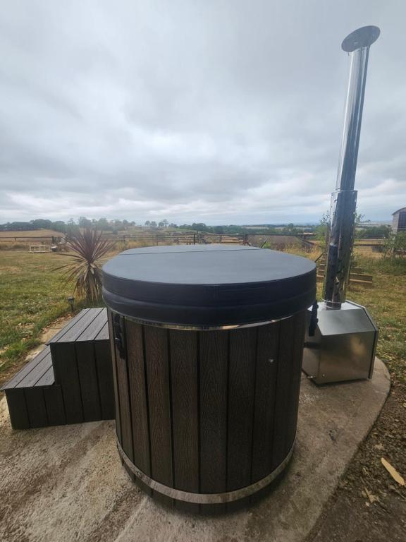 Cosy Off Grid Shepherds Hut with Wood Fired Hot Tub photo 6