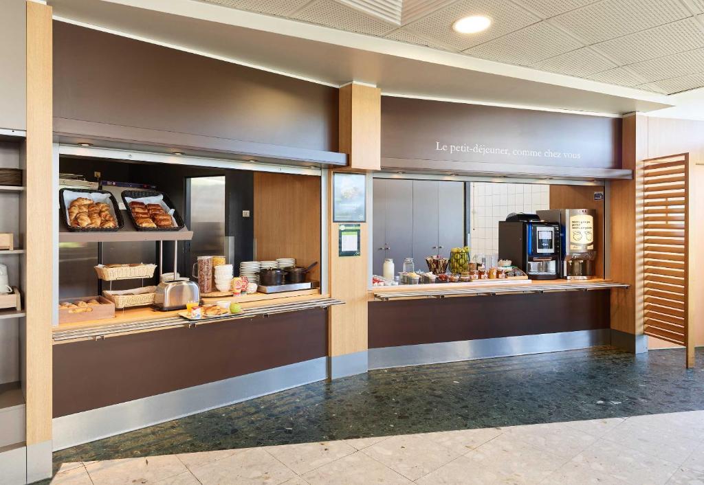 Food and beverages, B&B Hotel Paris Roissy CDG Aeroport in Paris
