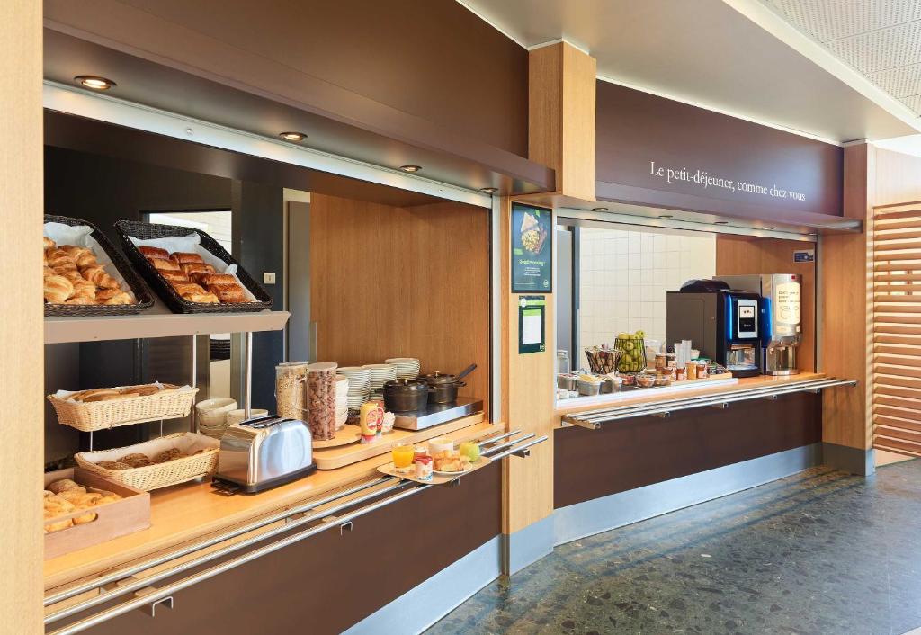 Food and beverages, B&B Hotel Paris Roissy CDG Aeroport in Paris