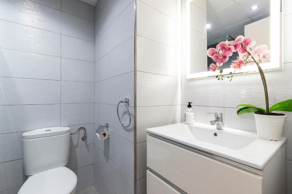 Central Studio Apartment Communal Heated Pool - 4