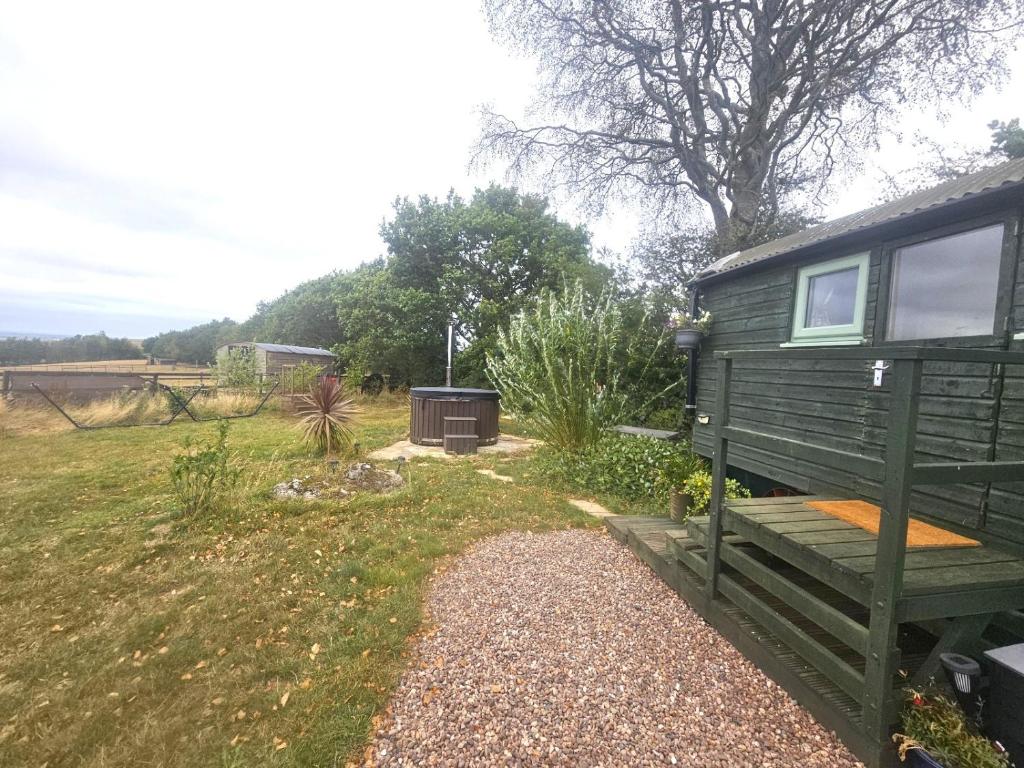 Cosy Off Grid Shepherds Hut with Wood Fired Hot Tub photo 8