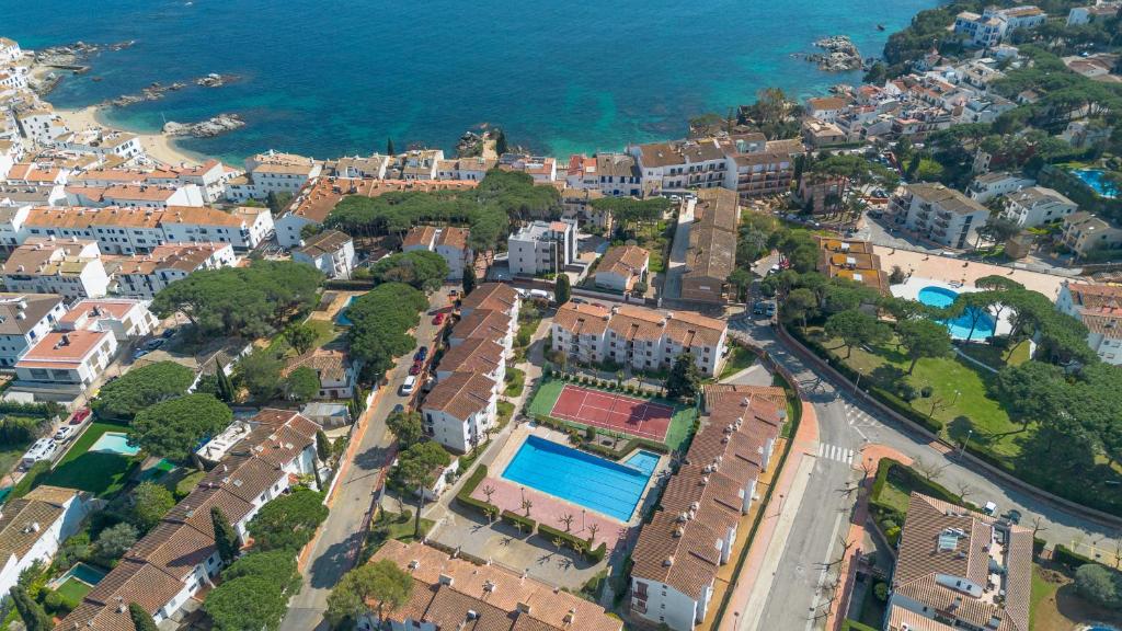 Refurbished apartment calella de pal. beach 250mts - 2