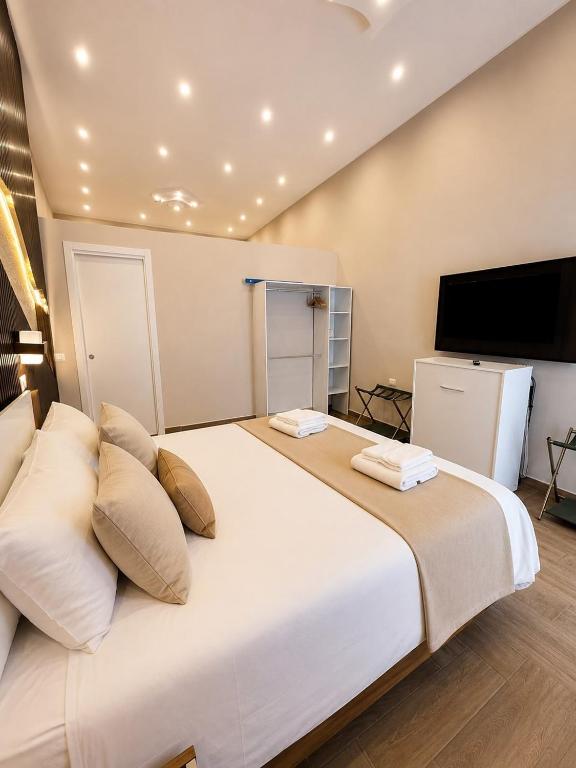 Casanova Naples central Boutique Apartment for 6 Guest - 5