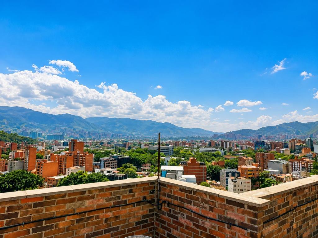 Laureles penthouse, jacuzzi-rooftop fun in the sun - 2