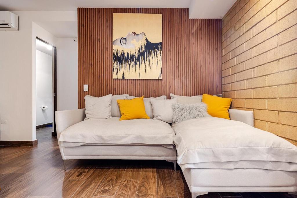 Modern and centrally located, 10 min from Macroplaza with pool - 1