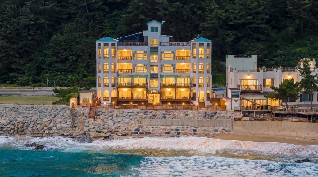 영덕 바닷가 씨엔 가족 오션뷰 스파 펜션 (Youngduk Sea & Spa Pension)