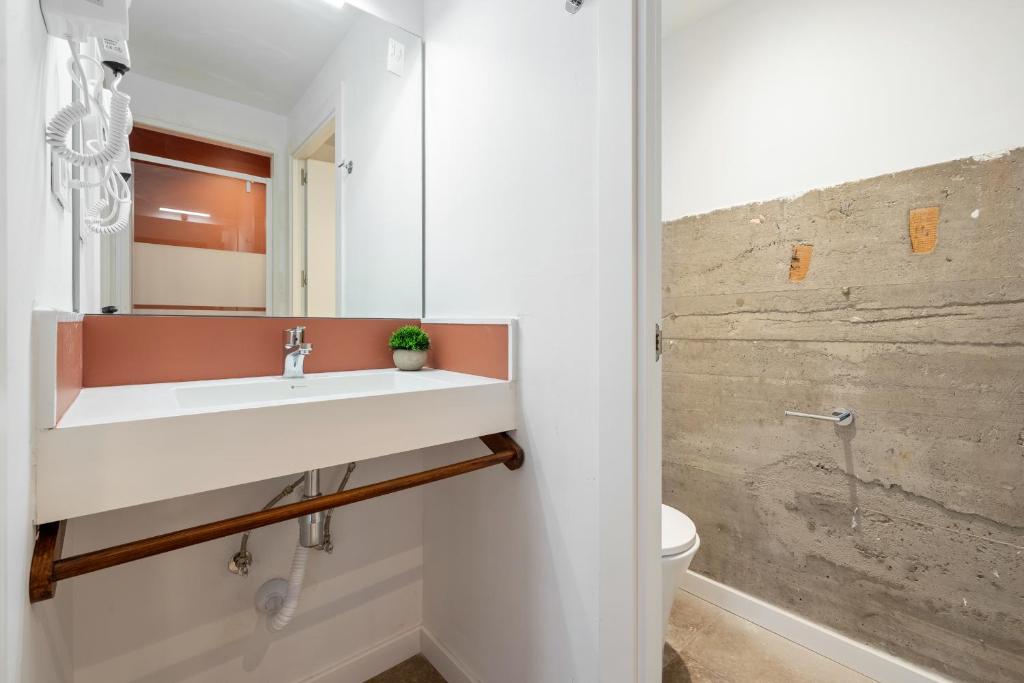 Port Apartsuite Bath Experience - 4
