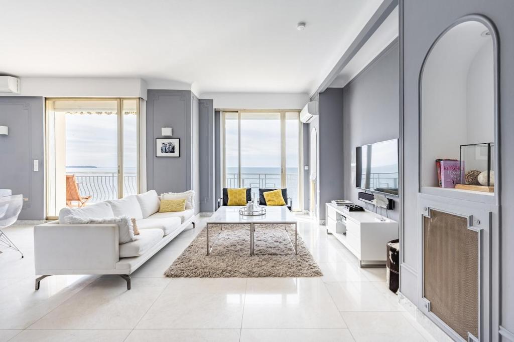 Penthouse apartment with roof terrace by the beach - 1