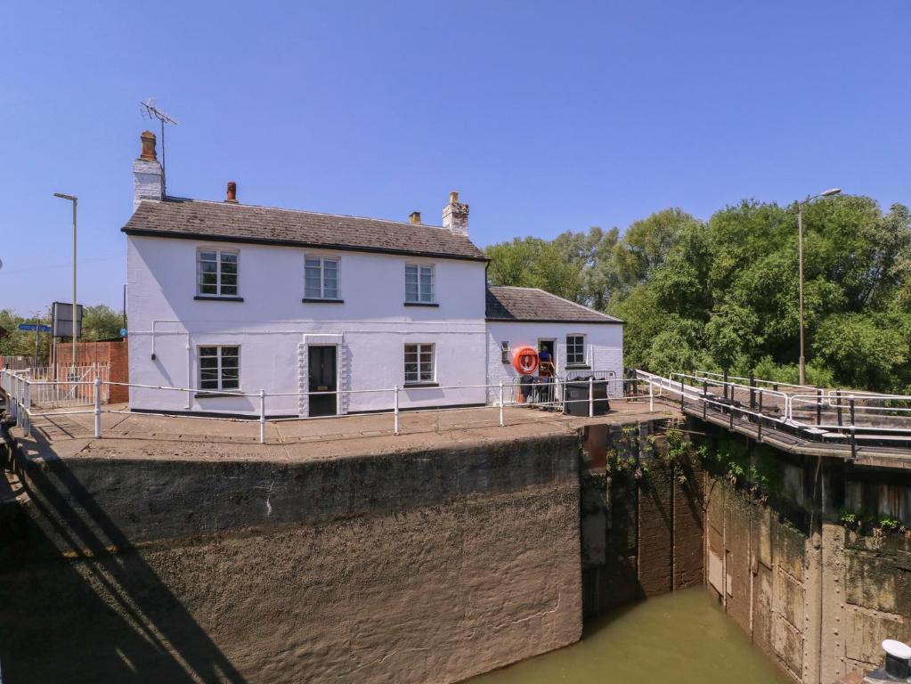 The Lock House, Gloucester - pet-friendly stay