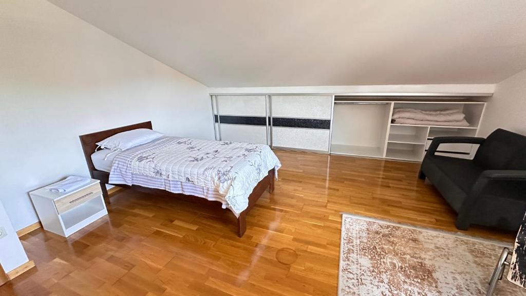 airport low-budget room - 1