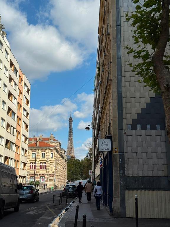 Cozy Parisian Apartment Near Eiffel Tower - 4
