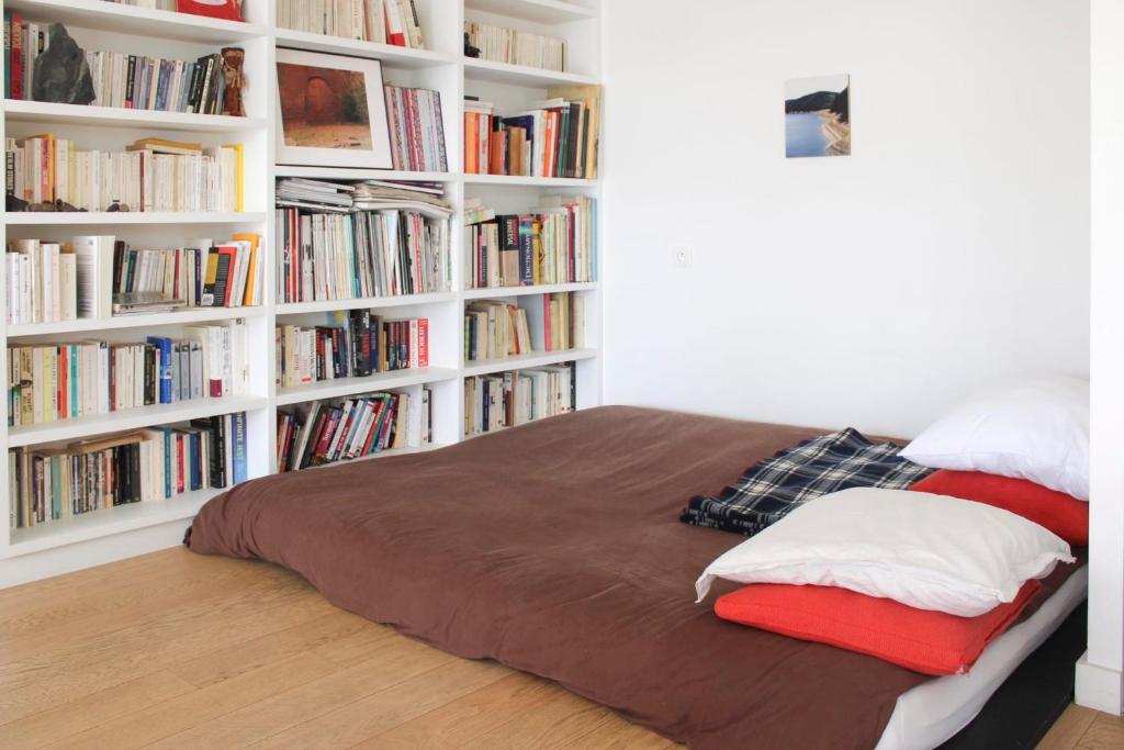 Spacious cocoon with a terrace view on the canal - 3