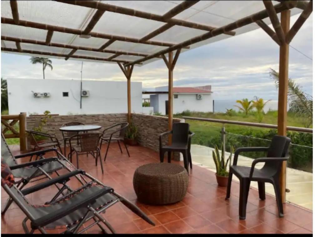 Beach house on a coastal cliff in Canoa-Manabí - 2