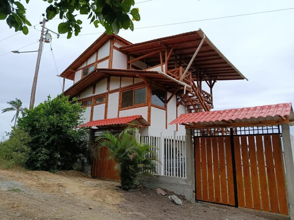Beach house on a coastal cliff in Canoa-Manabí - 3